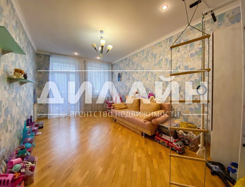 4-кімнатна, 120 м², вул. Олександрівська