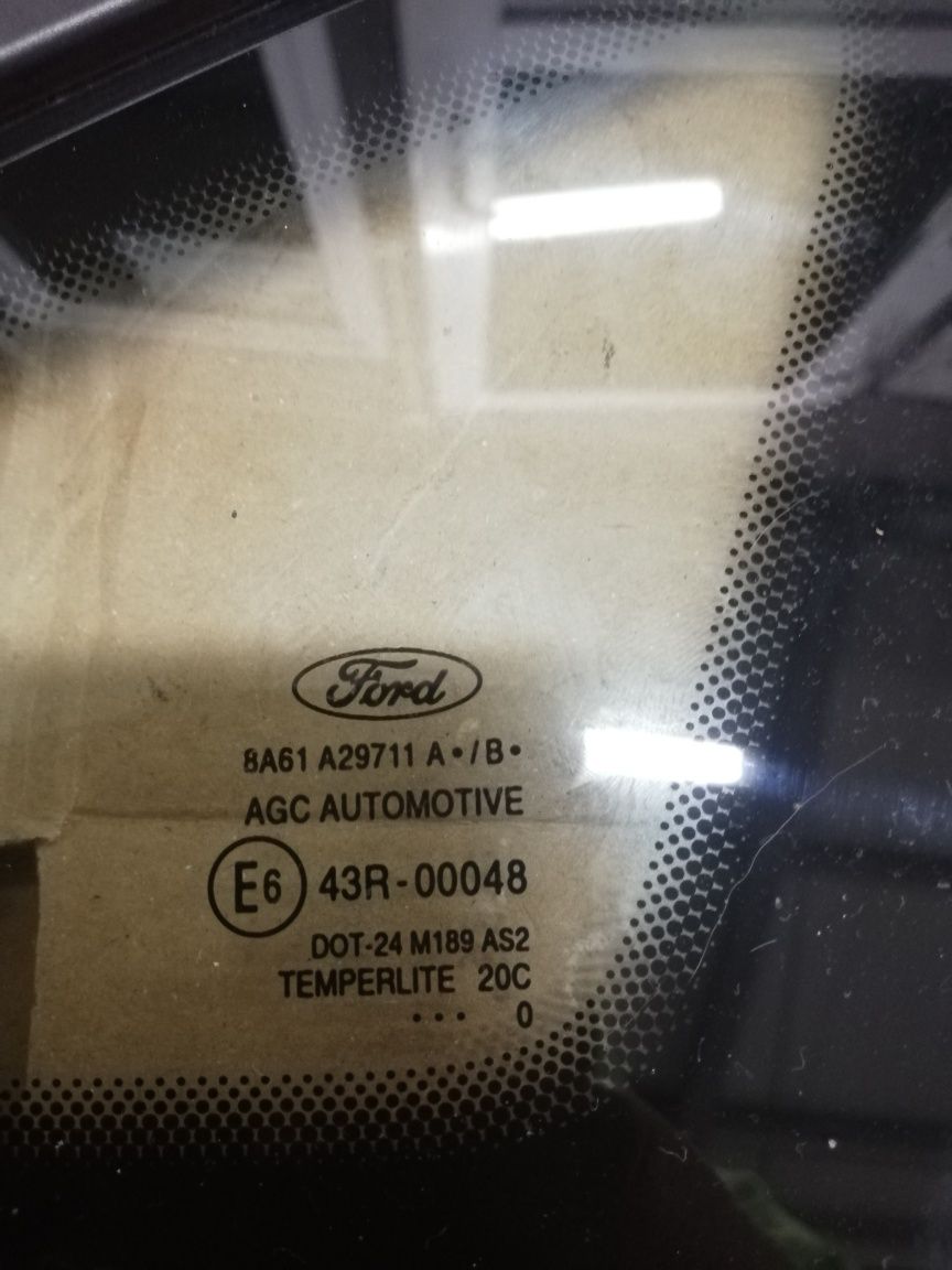 Szybka błotnika szyba karoseryjna prawa lewa Ford Fiesta Mk7 VII chrom