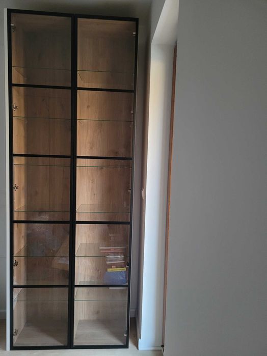 Witryna- regał, z boku po lewej lakierowana Ral 9003 biel z ramką