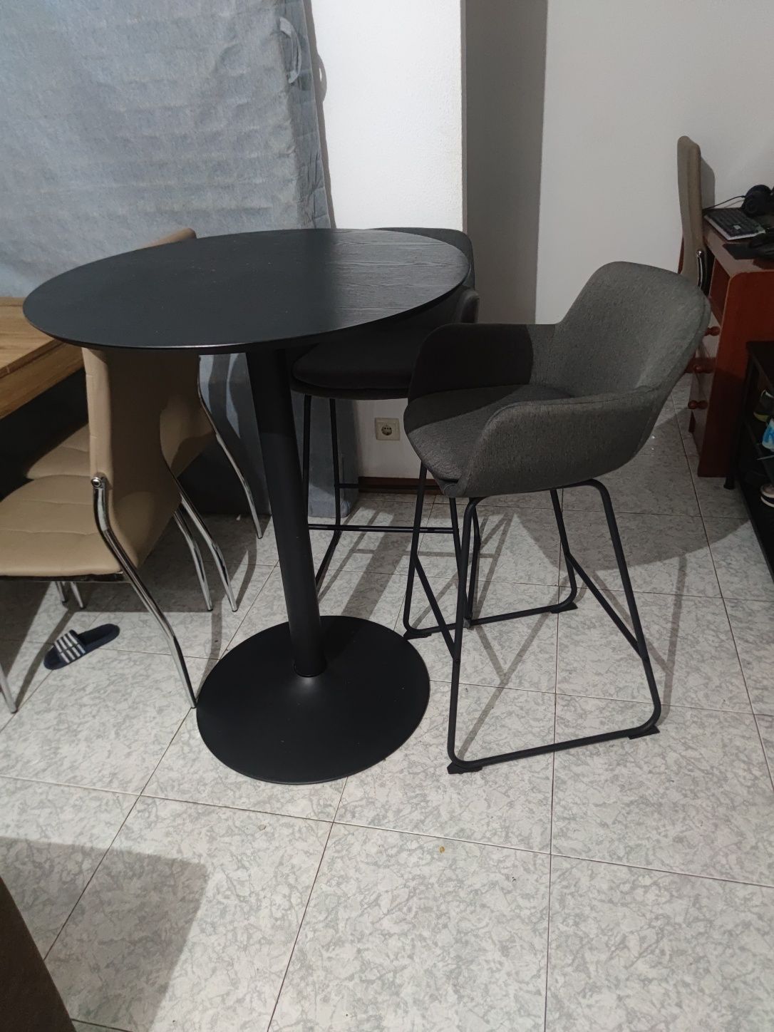 Mesa alta com bancos