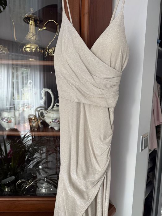 Sukienka wieczorowa mieniącą się