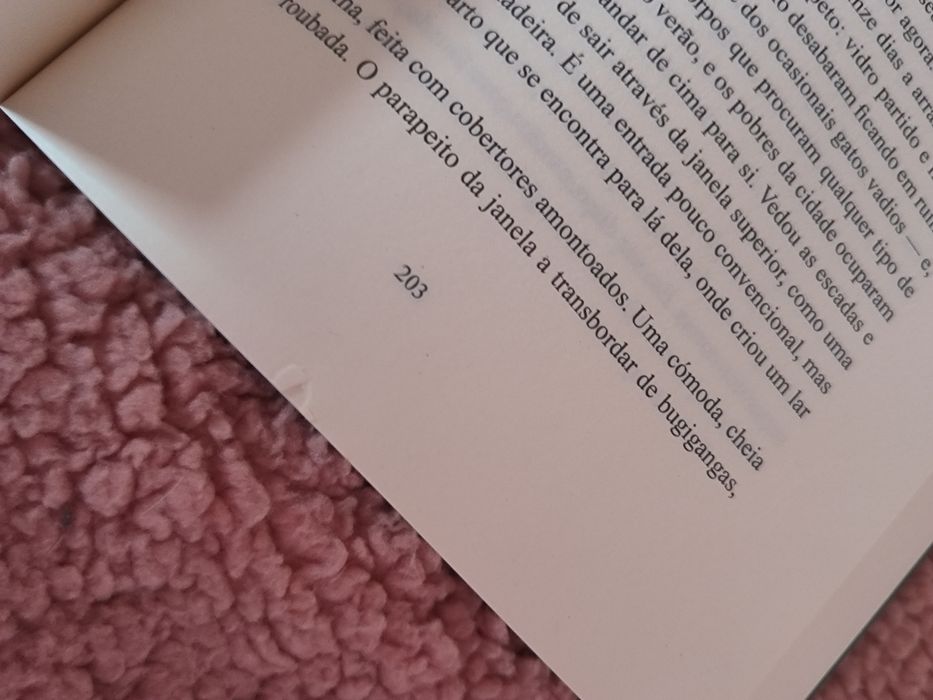 Livro "A Vida Invisível de Addie Larue" de V. E. Schwab