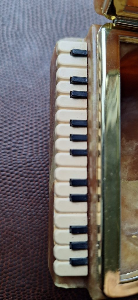 Guarda jóias em alabastro em forma de piano de cauda com teclado