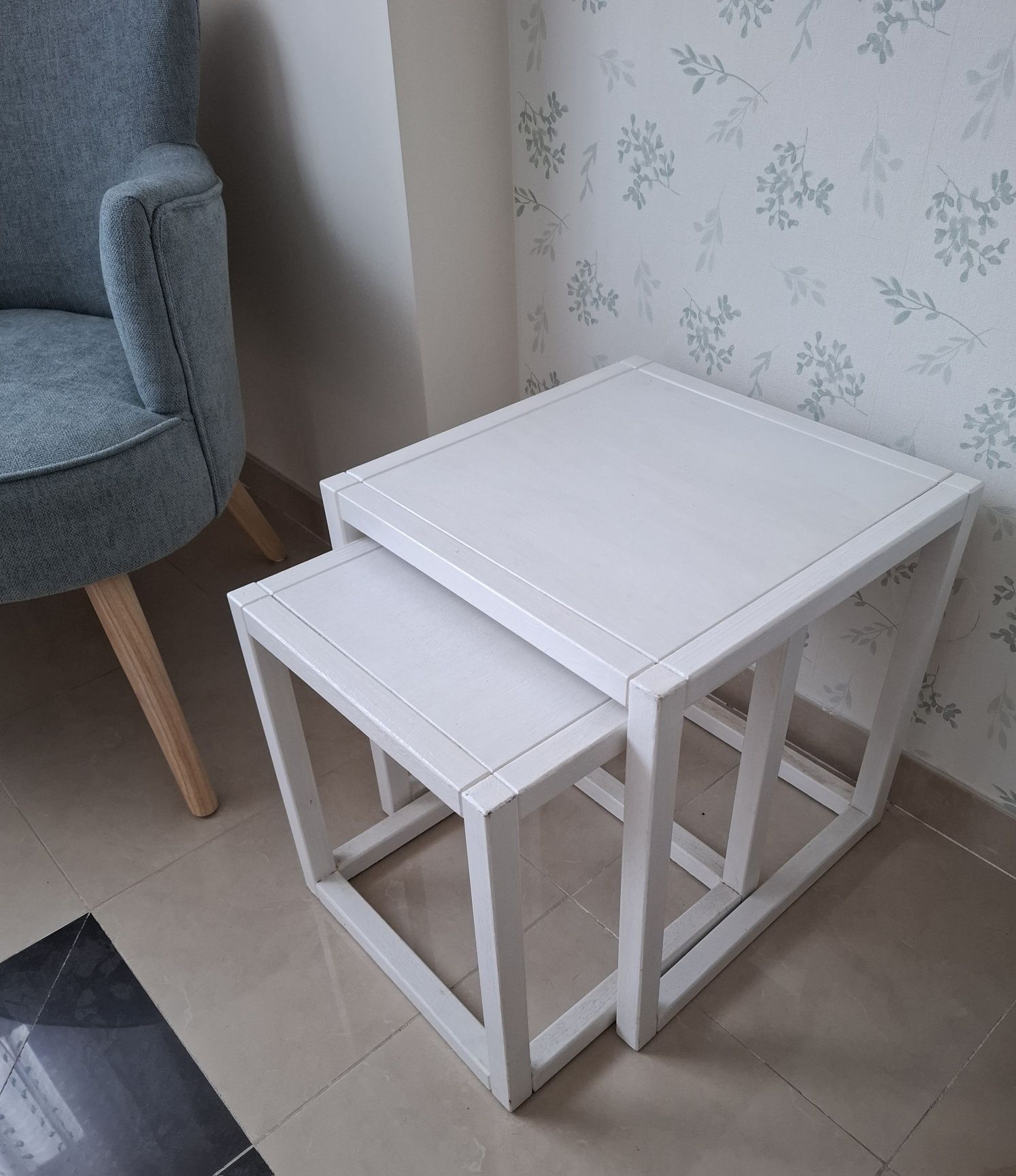 Mesa dupla de apoio em madeira branca