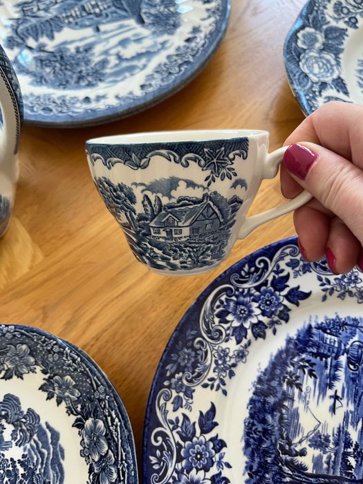 Angielska porcelana, niebieska, rożna
