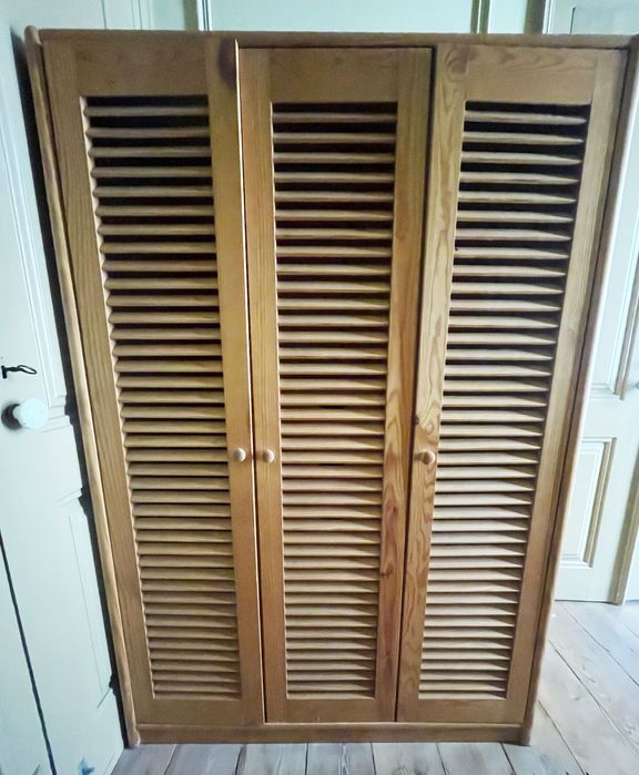 armário de 3 portas com 4 gavetas
