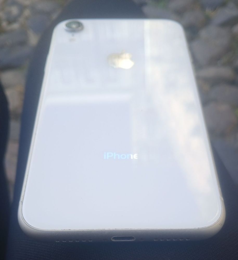 iPhone XR  ( a pedir senha )