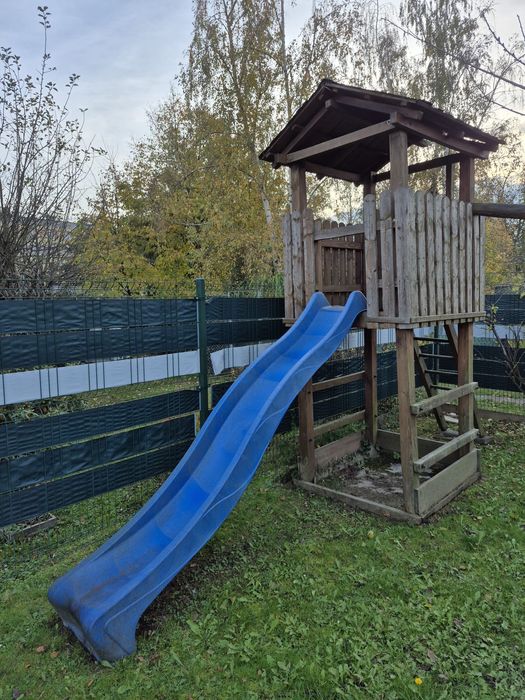 Drewniany domek ze zjeżdzalnią