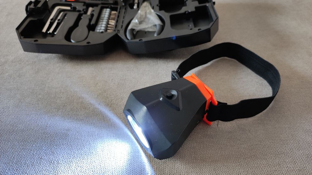 Samochodowy awaryjny zestaw narzędzi z czołówką