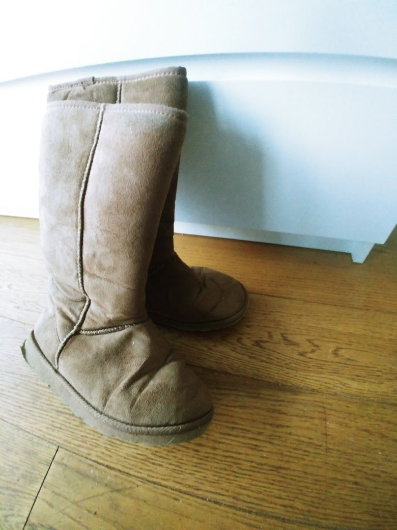 Buty typu emu na 2 zdjęciach