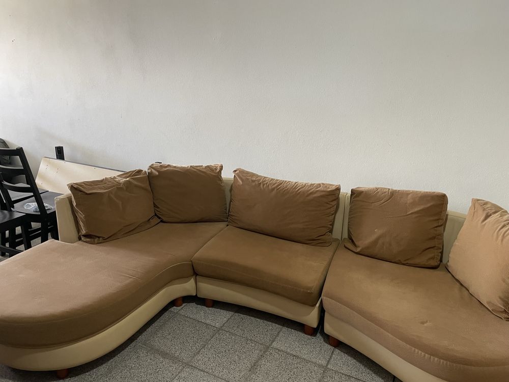 Sofa bastante confortavel com chaise long a direita