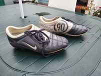 Chuteiras Nike total 90 e acessórios