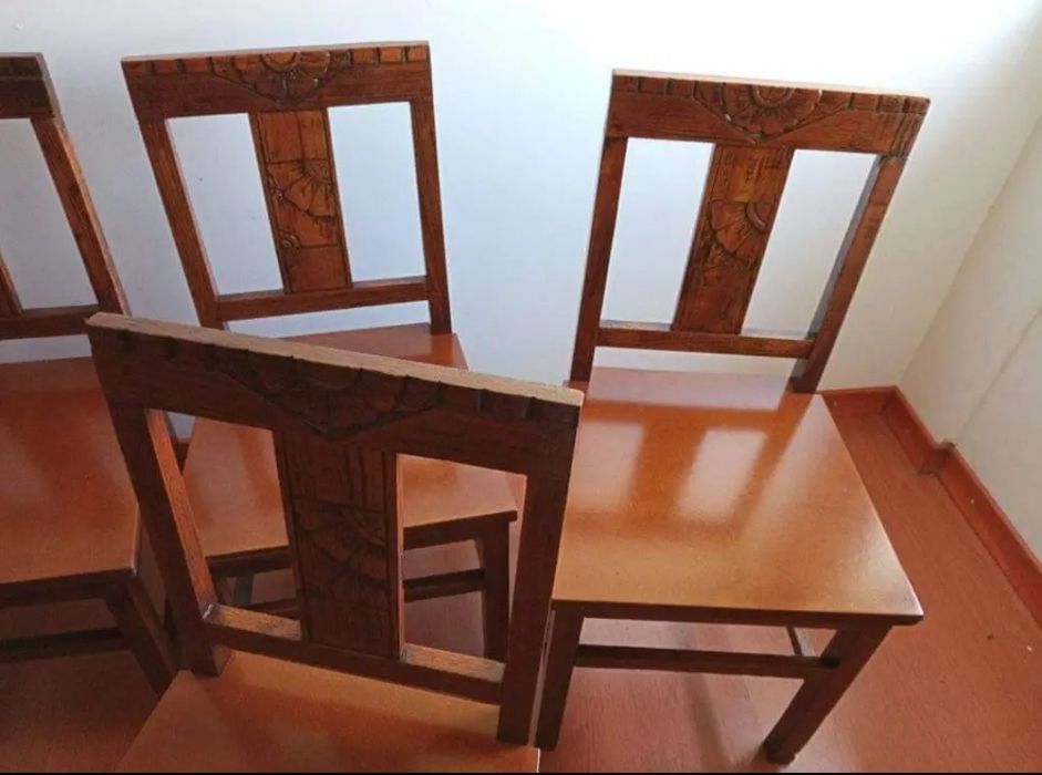 Cadeiras em madeira restauradas
