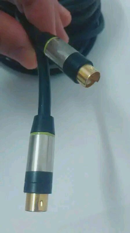 um saco de cabos VGA e DVI.  cabos de som etc 20 euros para