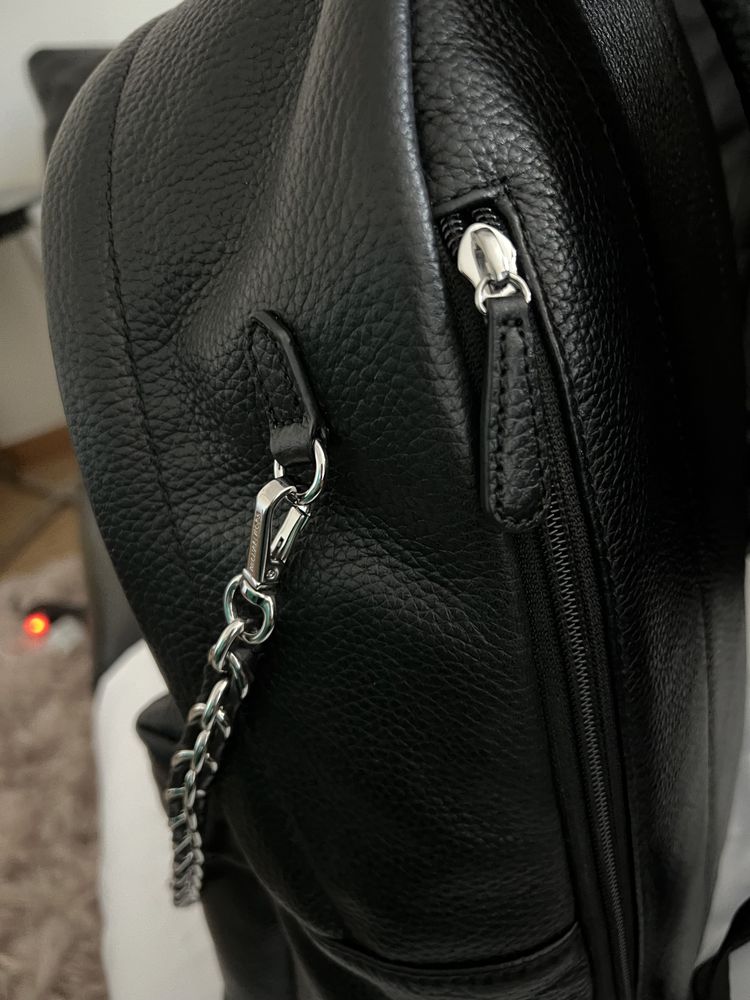 Mochila Michael kors em pele preta original como nova