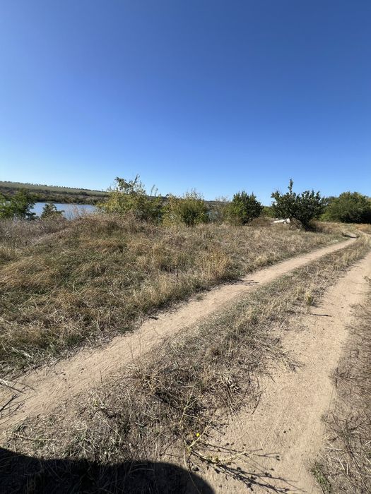 Продам землю в Бугском возле речки