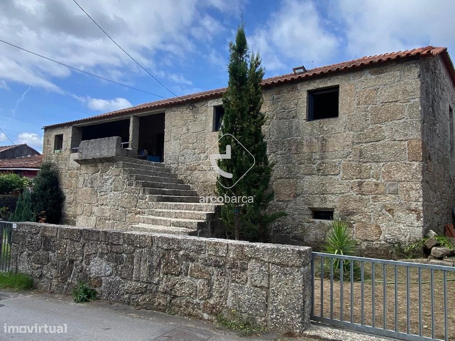 Prop. Rustica, 689m2 de área bruta,  2 casas + parcela terreno constru