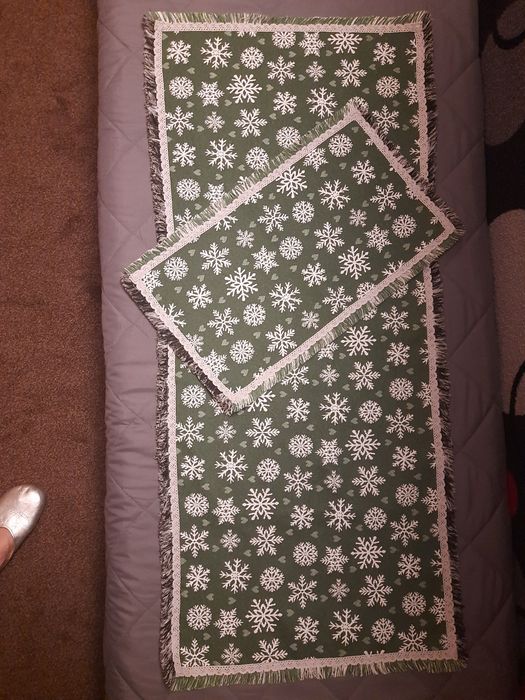 Świąteczne serwetki gobelinowe: bieżnik I serwetka na stolik kawowy