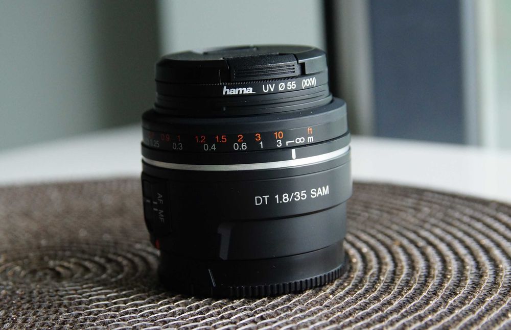 Obiektyw Sony DT SAM F1.8 35mm  Sony A + Filtr  UV Super stan SAL35F18