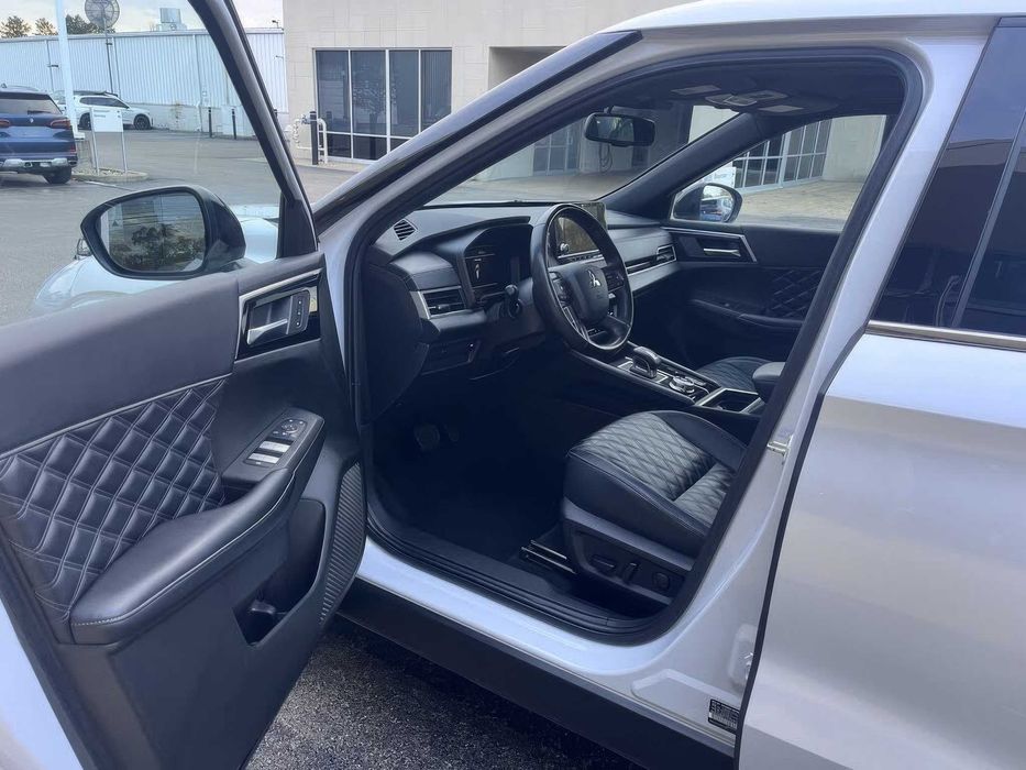 Mitsubishi Outlander SEL      2023