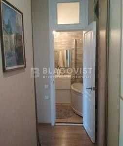 2-кімнатна сталінка 56 м² біля метро | Цегла, високі стелі, ремонт