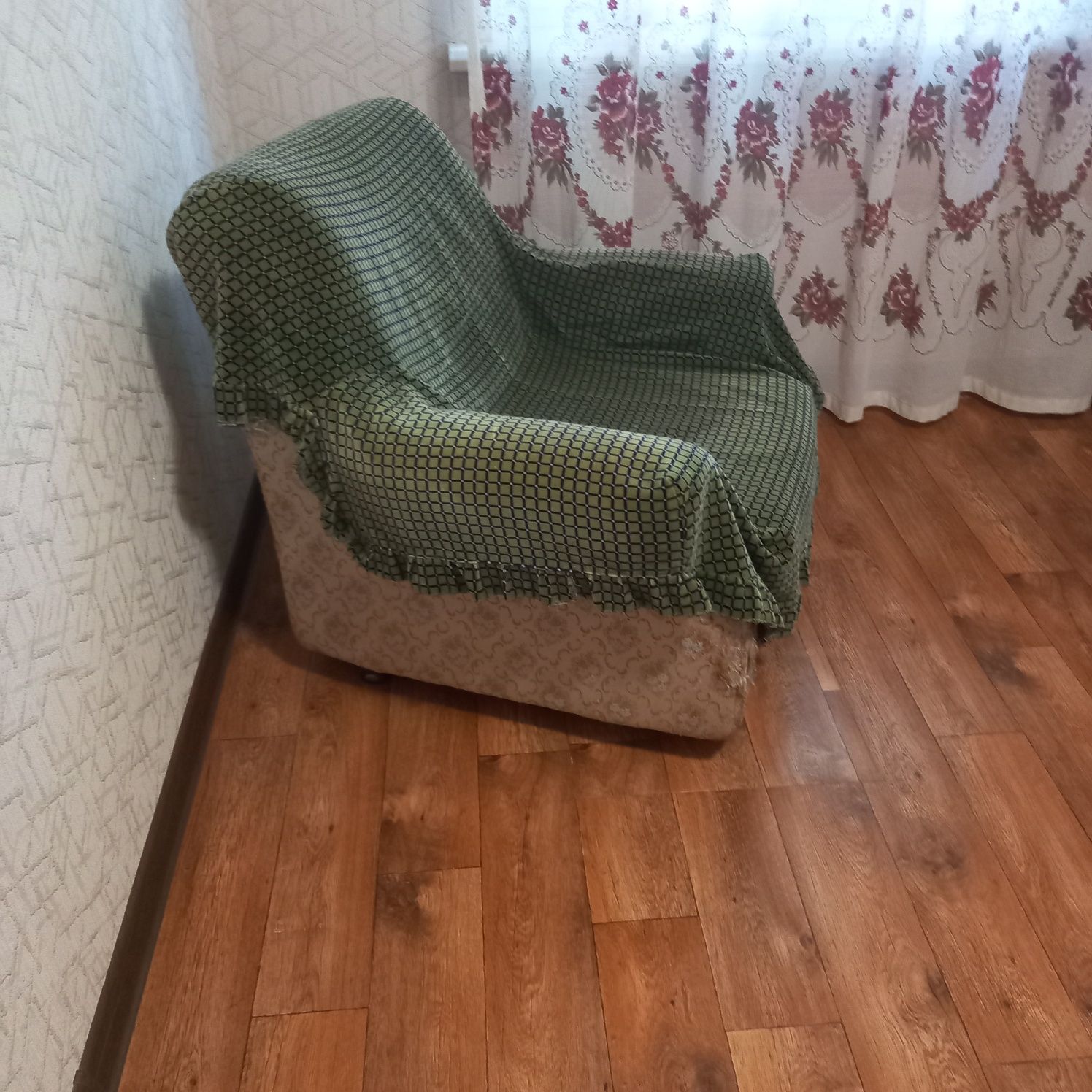 Продаю кресло с чехлом, б.у.