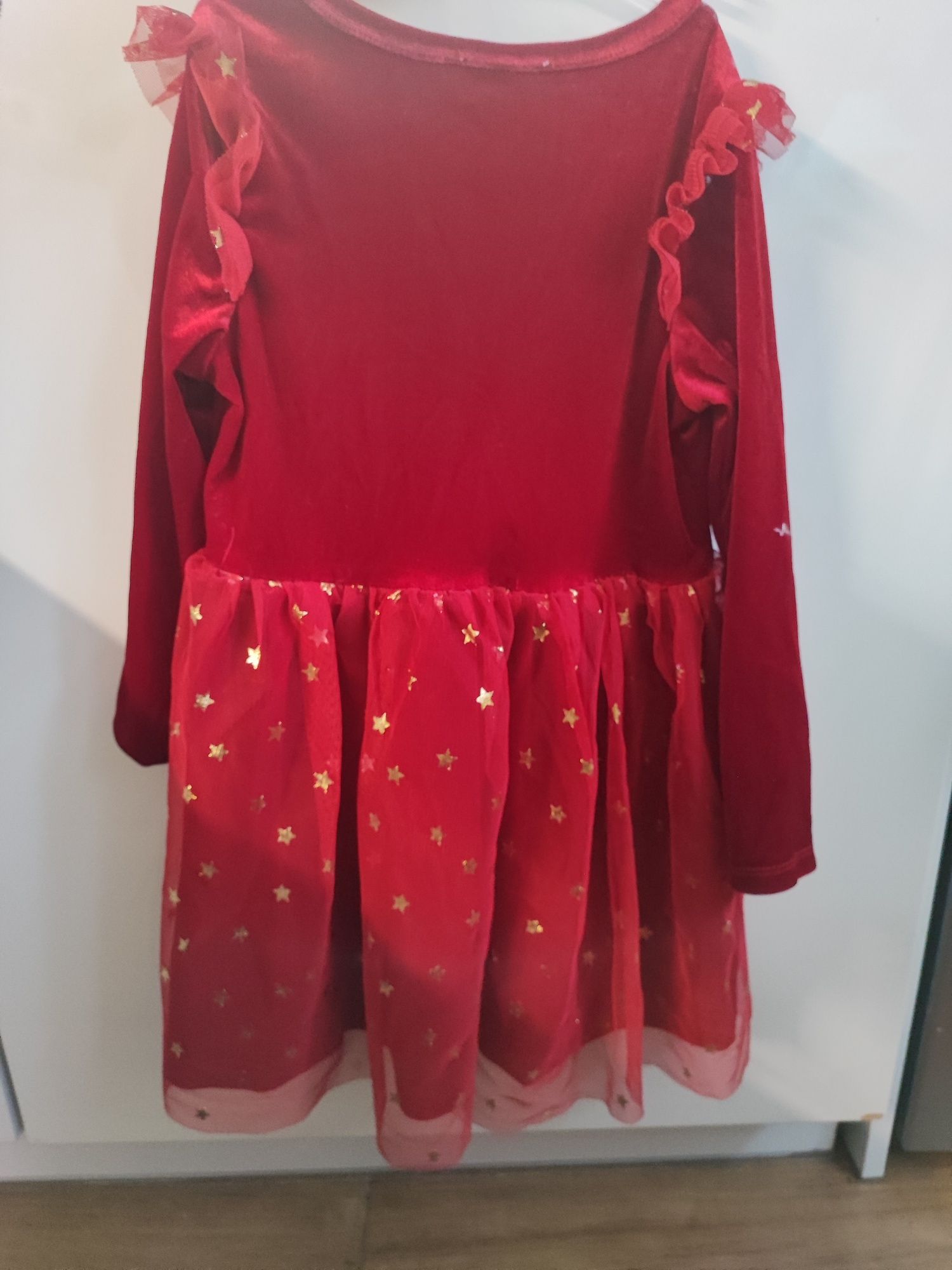 Czerwona sukienka z gwiazdkami