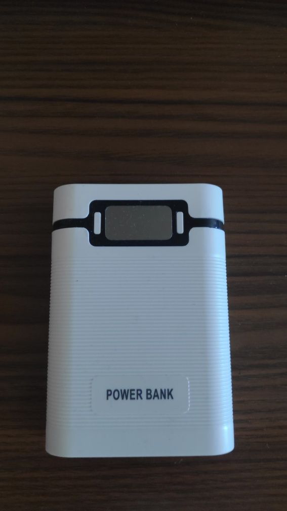 Power bank  a pilhas com lanterna