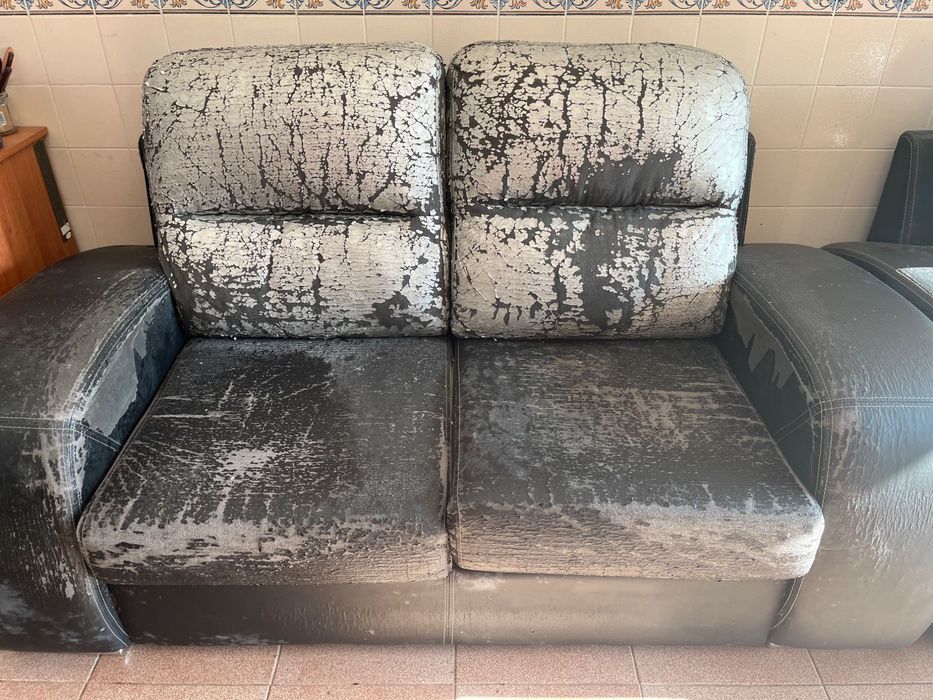 2 Sofás - Estrutura Impecável, Precisa de Novo Estofamento