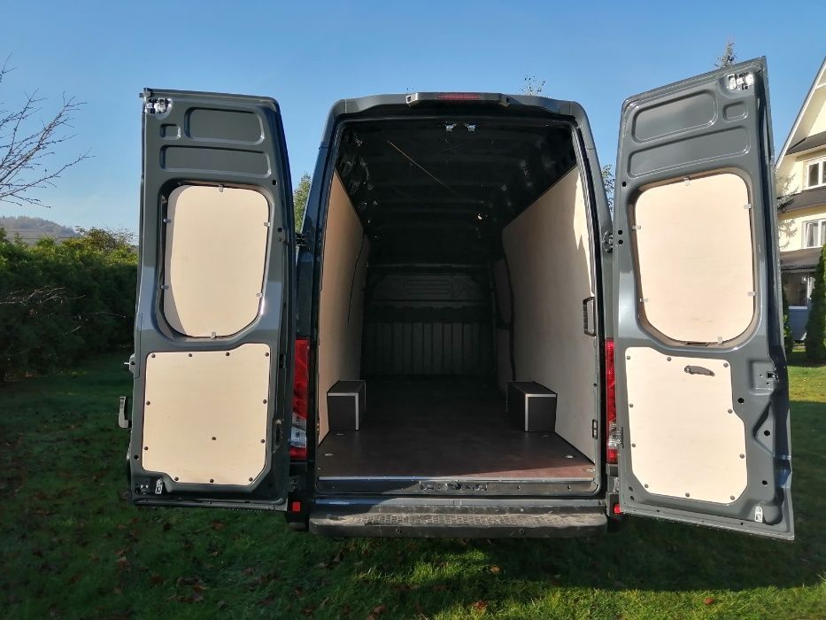 Iveco Daily L5H3 Zabudowa podłogi, boków i drzwi w aucie dostawczym