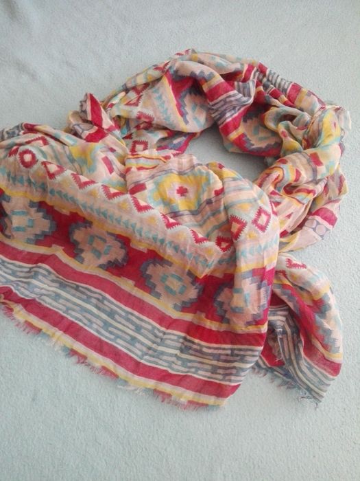 Cienki szal w kolorowy wzór