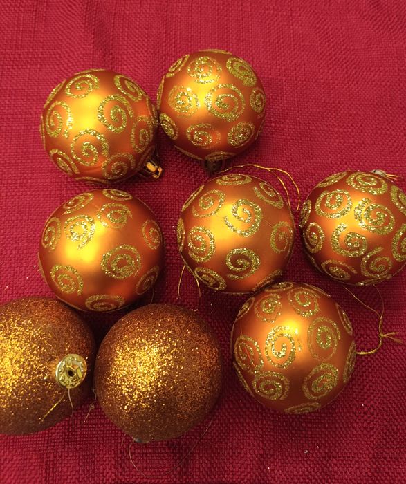 28 bolas douradas  de Natal...e 6  de fantasia...