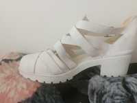 Buty na obcasie klapki New Look 42