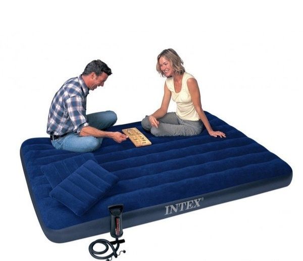 Надувной матрас Intex 64765 с насосом и подушками велюровый 203х152х25
