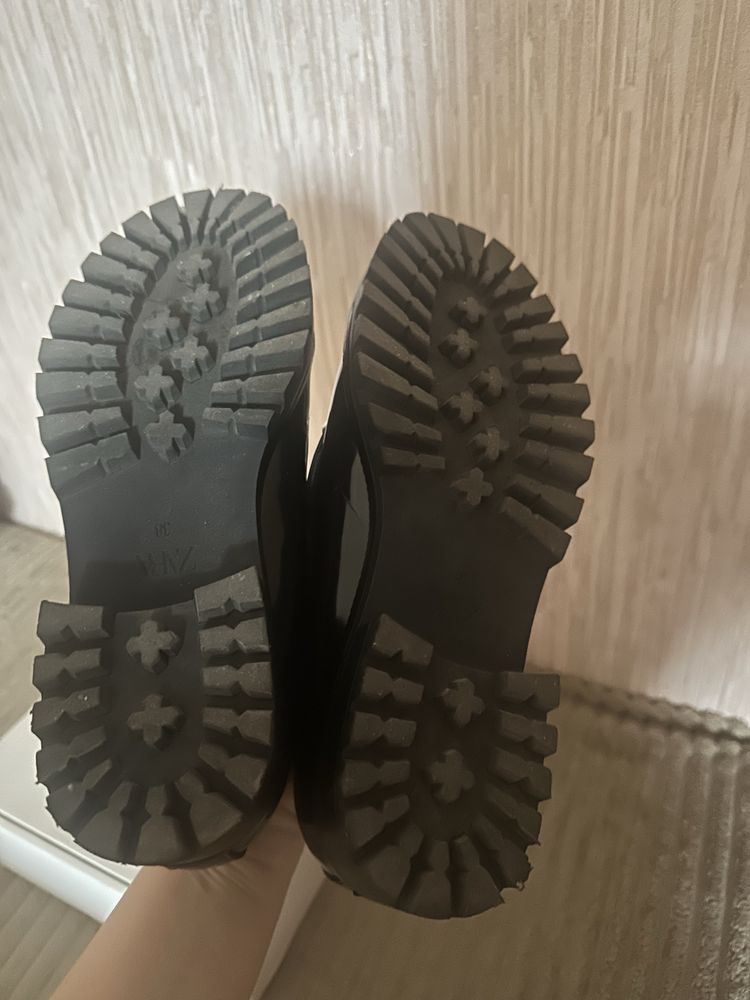 Лаковані лофери Zara