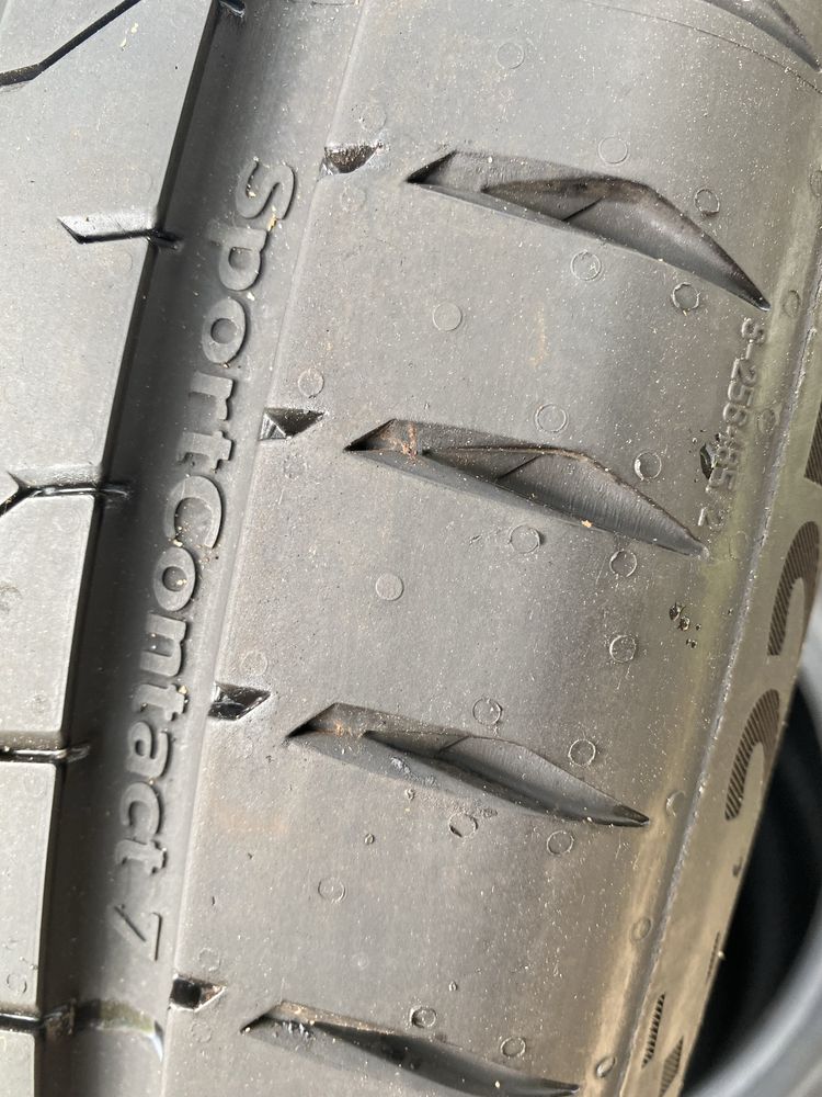 Cztery  Nowe Demo Continentale 225/40/19