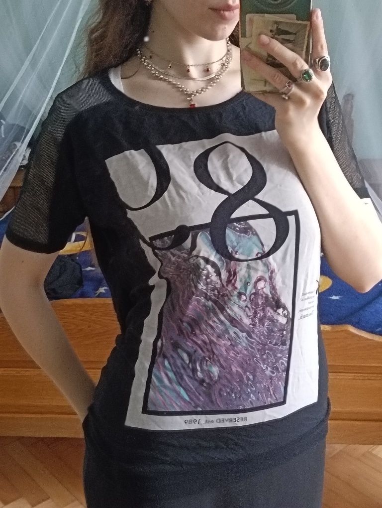 Czarny T-shirt z nadrukiem i siateczkowymi rękawami