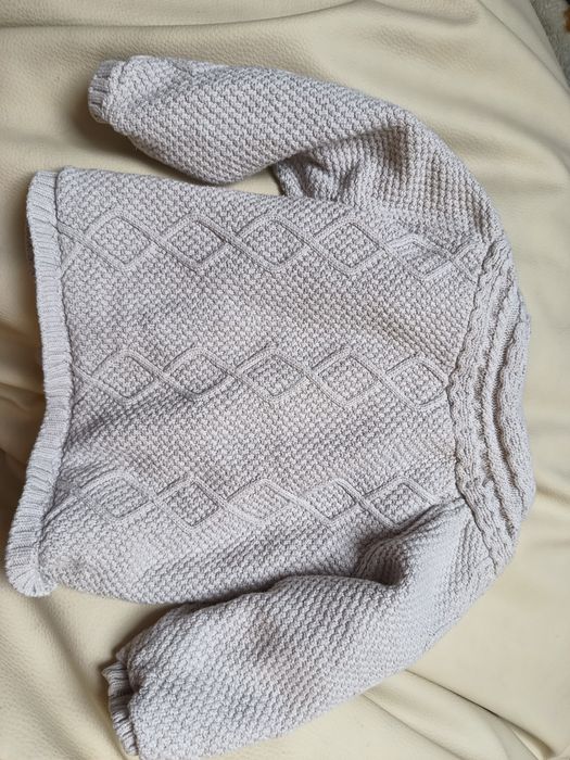 Dziecięcy niemowlęcy uroczy beżowy ciepły sweterek na guziki unisex