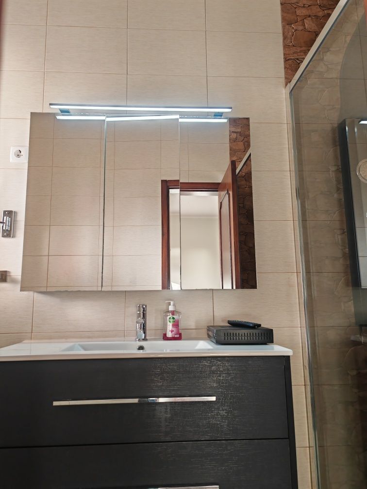 Móvel 1metro + espelho com arrumação e iluminação