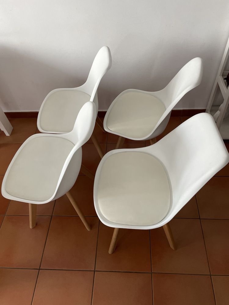 6 Cadeiras brancas