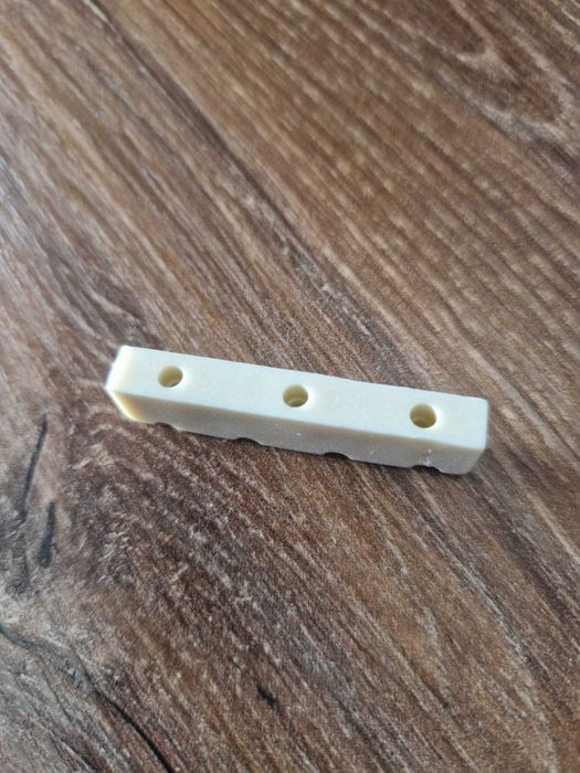 Siodełko (prążek) gryfu gitary basowej 42x6x9 mm