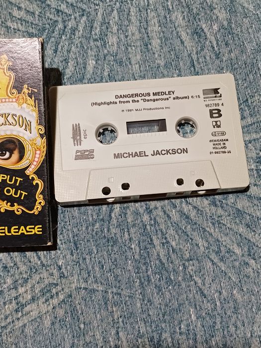 K7 Mickael Jackson "someone put tour hand out"