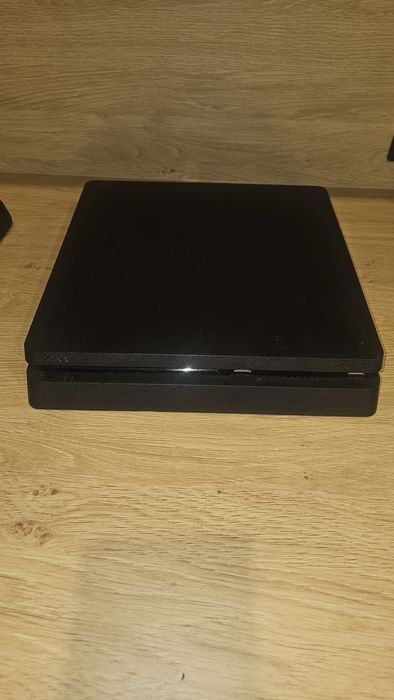 Playstation 4 slim z napedem 500 gb 2 pady gra stacja chłodząca