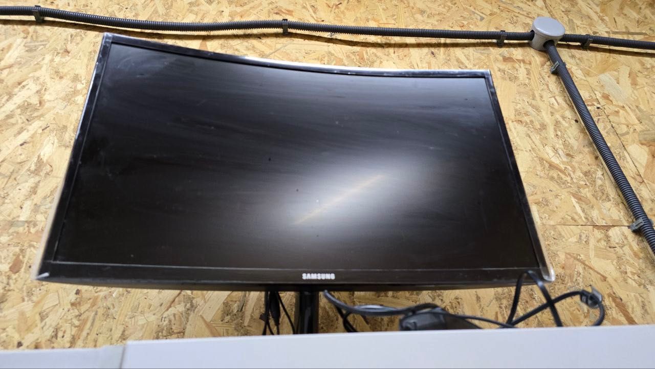 Монітор Samsung вигнутий LED