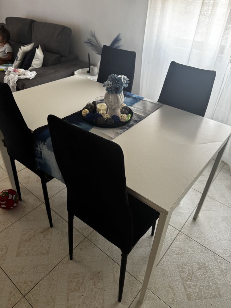 Mesa branca ikea + cadeiras
