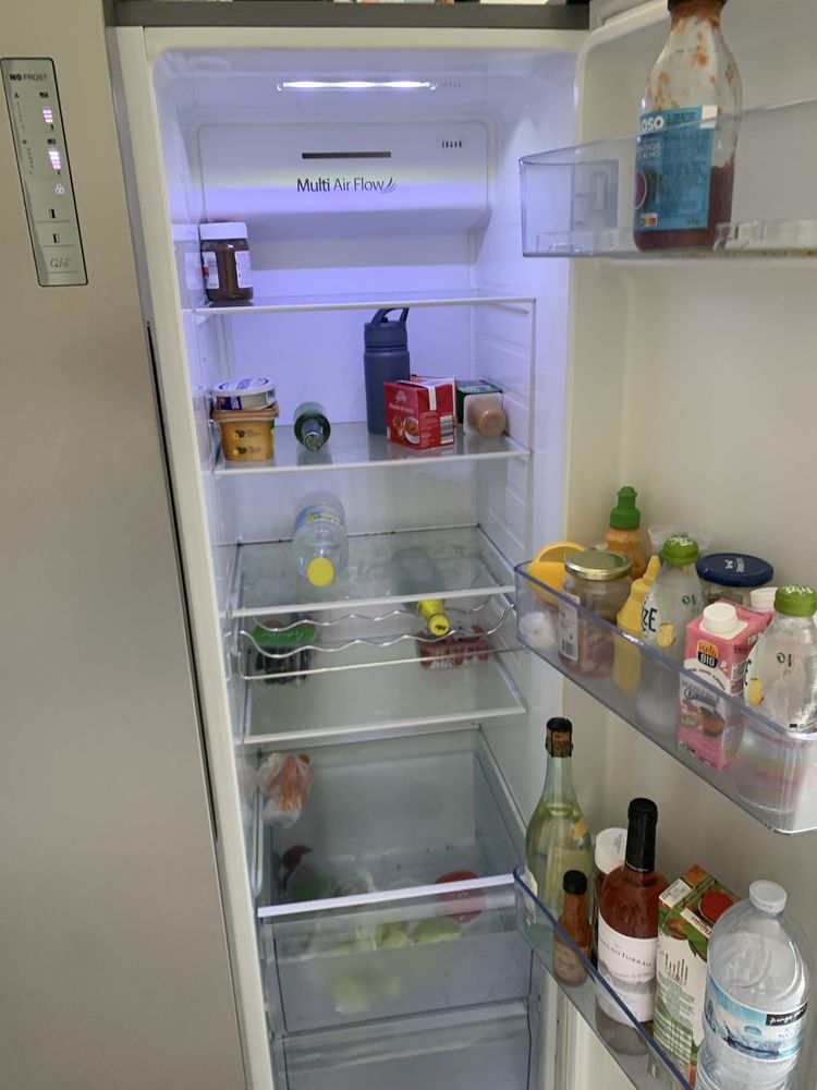 Frigorífico Hisense busca no local
