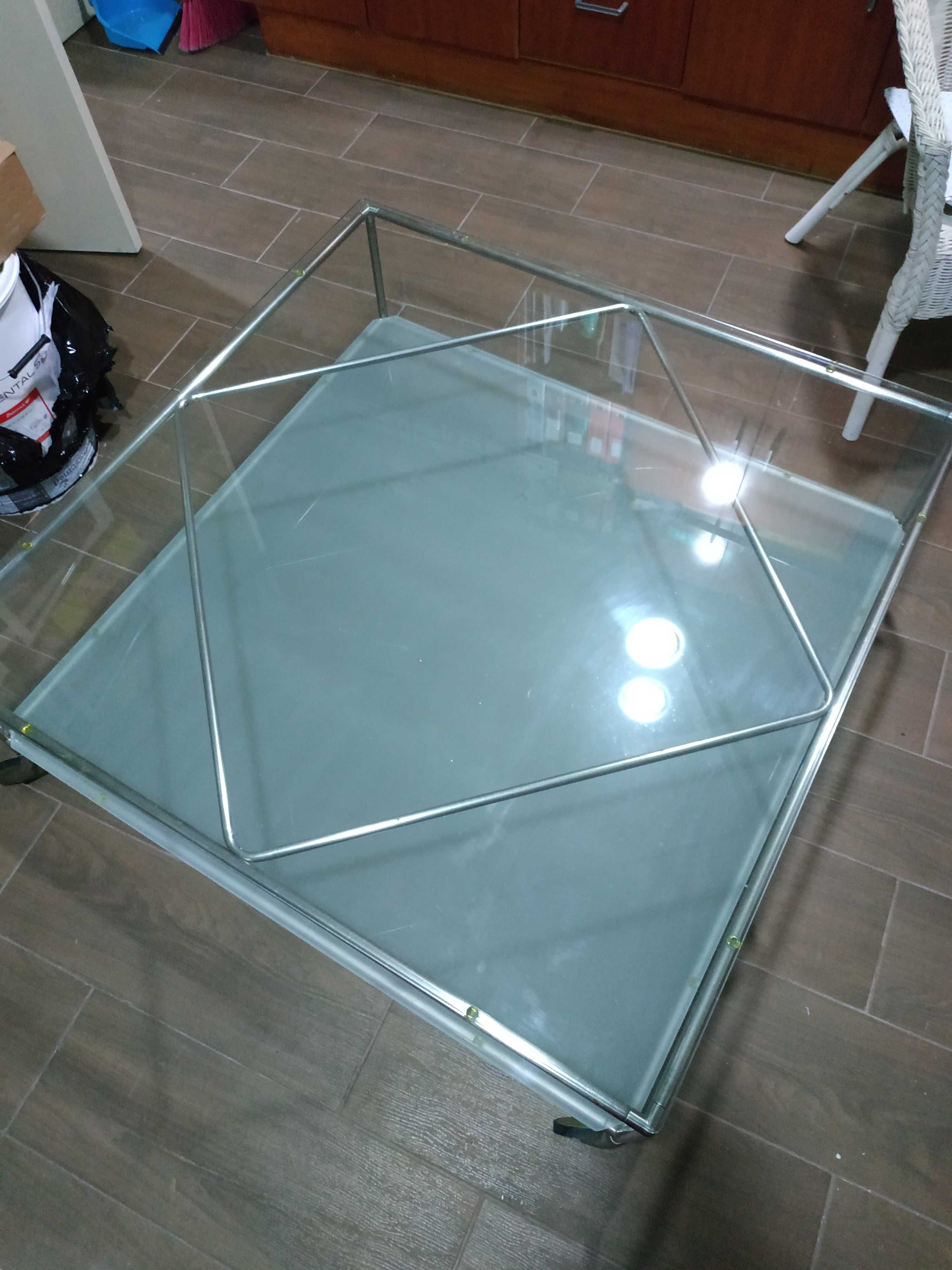 Mesa de vidro com rodas