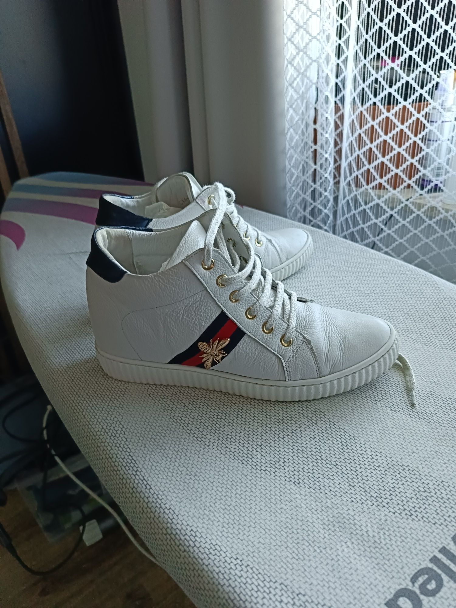 Buty skórzane z ukrytym koturnem