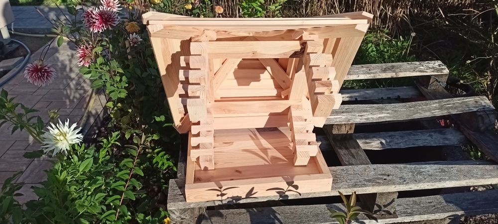 Karmnik dla ptaków, duży i solidny.