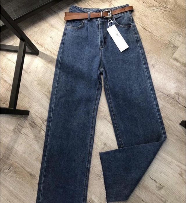 Стильні жіночі сині прямі джинси з необрубленим низом під zara